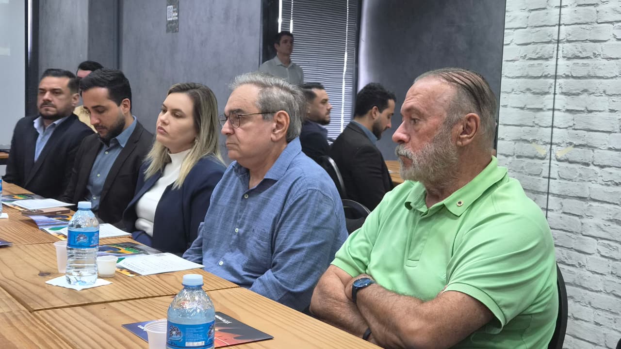 Candidato &Aacute;lvaro Dias acompanhado da equipe de campanha